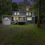 The Bluestone Retreat-Top Rated Luxury Poconos Retreat-Hot Tub-Game Room-Near Lakes