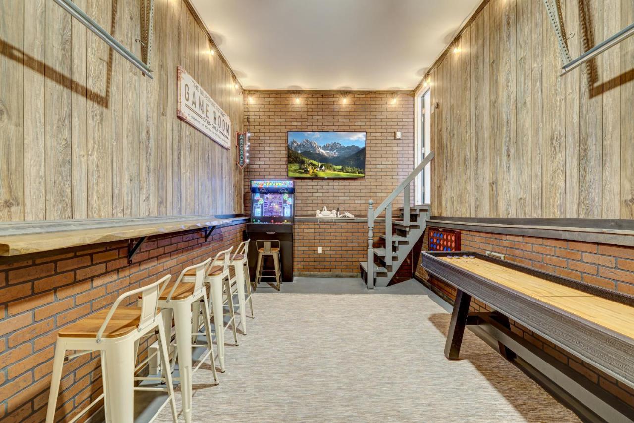 Holiday home The Bluestone Retreat-top Rated Luxury Poconos Retreat-hot Tub-game Room-near Lakes