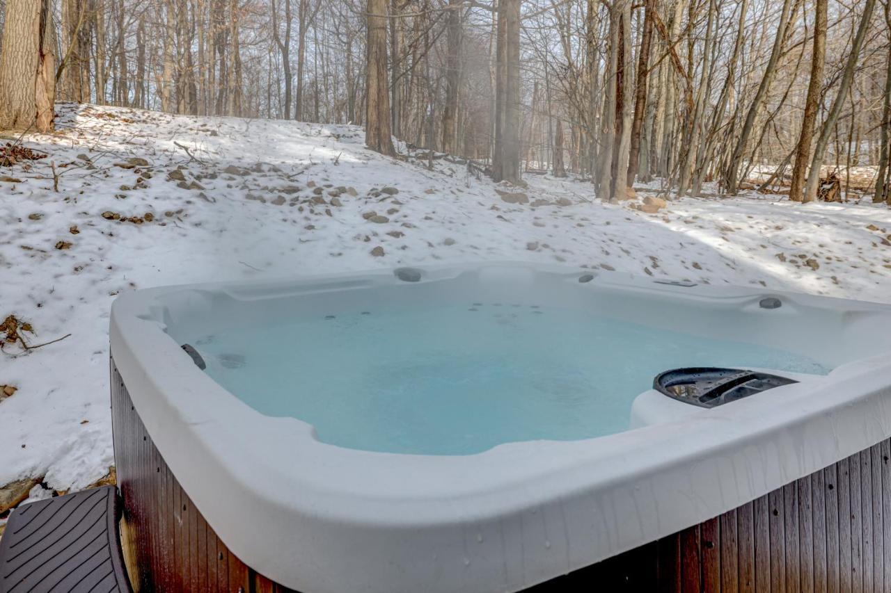 The Bluestone Retreat-top Rated Luxury Poconos Retreat-hot Tub-game Room-near Lakes Holiday home Tobyhanna
