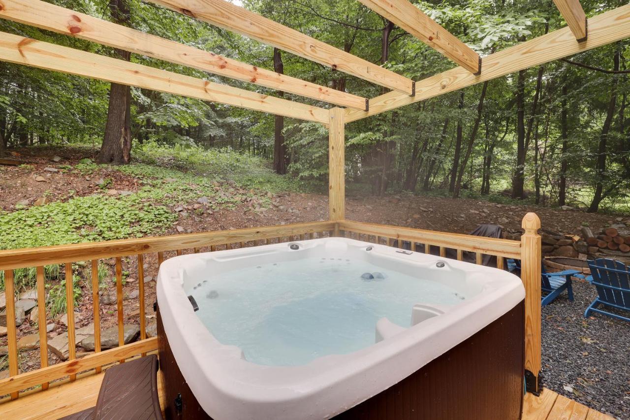 The Bluestone Retreat-top Rated Luxury Poconos Retreat-hot Tub-game Room-near Lakes